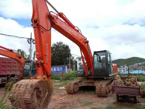 云南出售转让二手5800小时2012年日立ZX240挖掘机