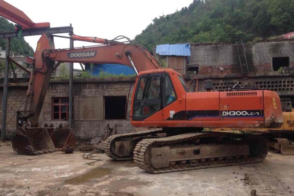 贵州出售转让二手9000小时2010年斗山DH300LC挖掘机