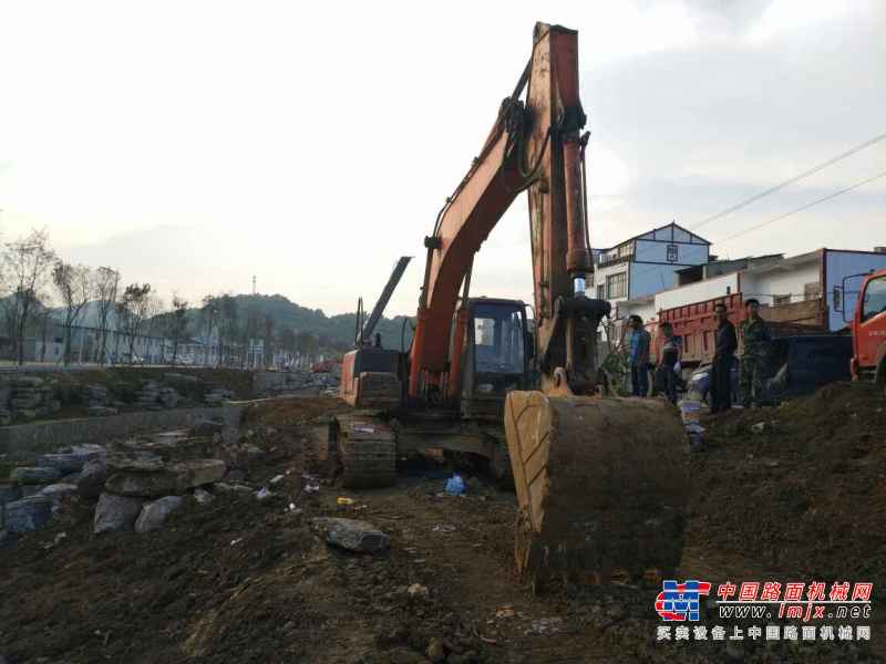 贵州出售转让二手17056小时2002年日立ZX200挖掘机