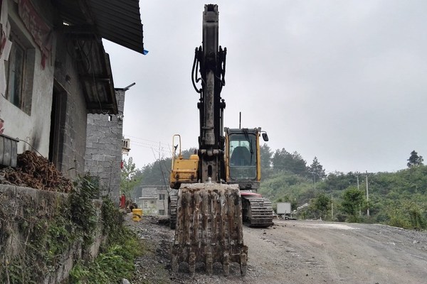 贵州出售转让二手11585小时2010年沃尔沃EC210B挖掘机