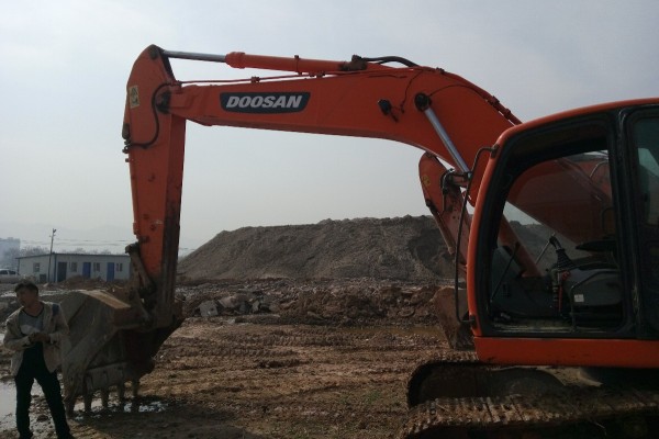 陕西出售转让二手4800小时2010年斗山DX225LC挖掘机