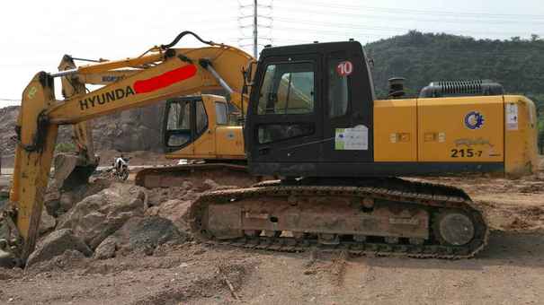 江西出售转让二手5600小时2013年现代R215挖掘机