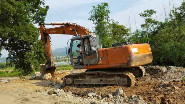 江西出售转让二手12000小时2005年日立ZX200挖掘机