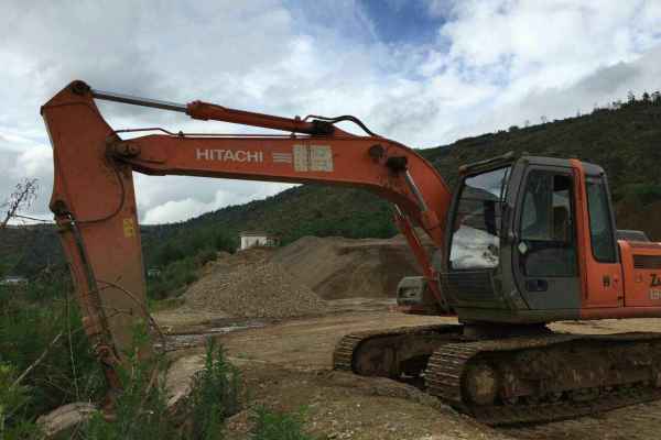 云南出售转让二手8000小时2010年日立ZX130H挖掘机