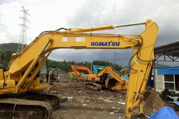 云南出售转让二手12000小时2006年小松PC220挖掘机