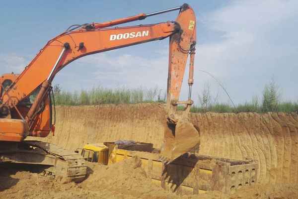 山西出售转让二手11000小时2008年斗山DH220挖掘机
