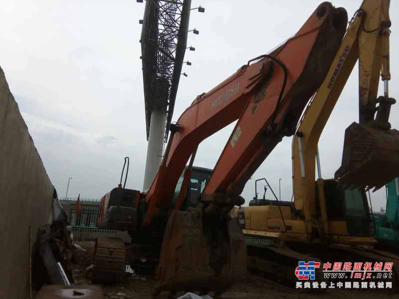 贵州出售转让二手7600小时2010年日立ZX240挖掘机