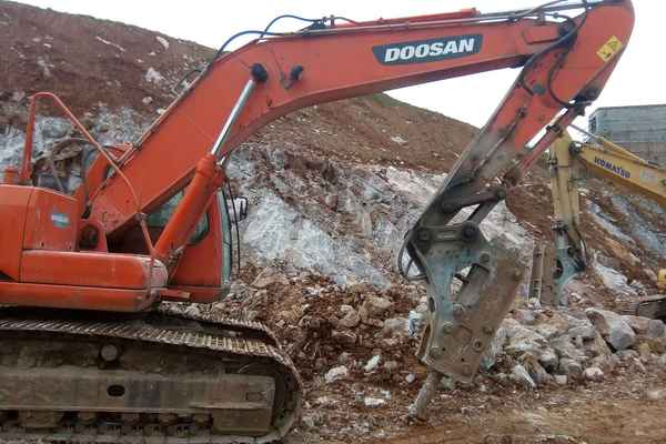 贵州出售转让二手8700小时2011年斗山DH225挖掘机