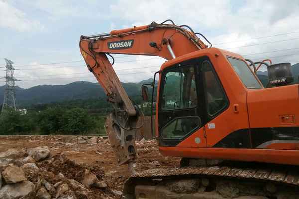 贵州出售转让二手8700小时2011年斗山DH225挖掘机