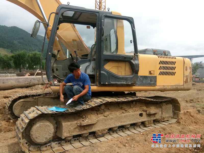 贵州出售转让二手9300小时2009年柳工CLG225C挖掘机