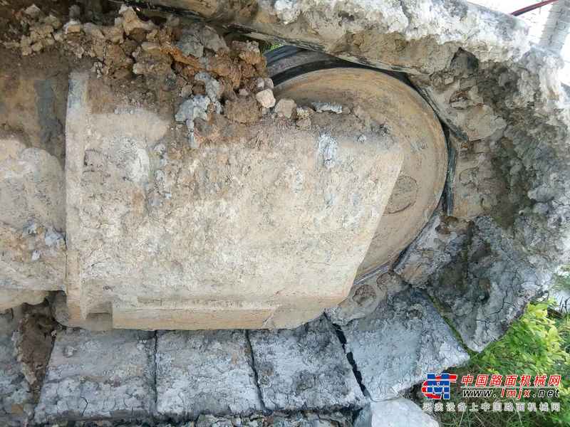 贵州出售转让二手9600小时2009年柳工CLG225C挖掘机