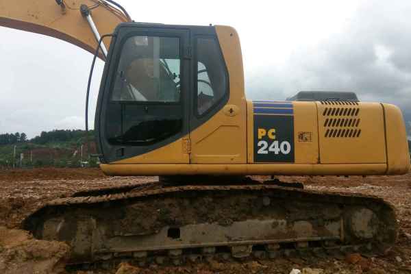 贵州出售转让二手9800小时2009年柳工CLG225C挖掘机