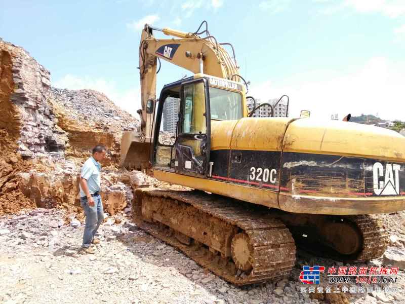 贵州出售转让二手9000小时2009年卡特彼勒320C挖掘机