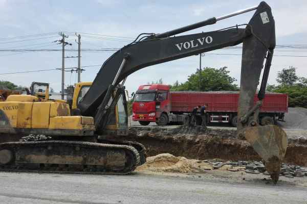 贵州出售转让二手11000小时2009年沃尔沃EC210B挖掘机