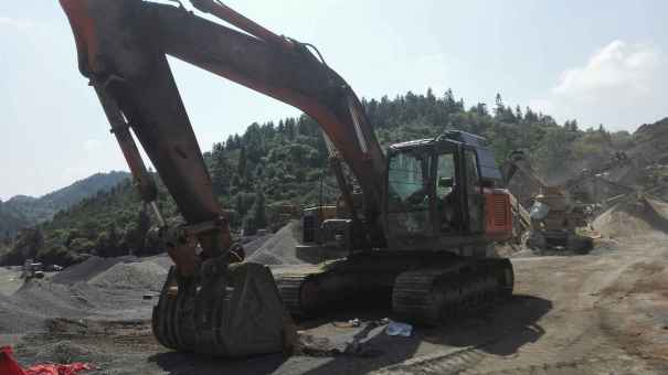 江西出售转让二手14000小时2010年日立EX200挖掘机