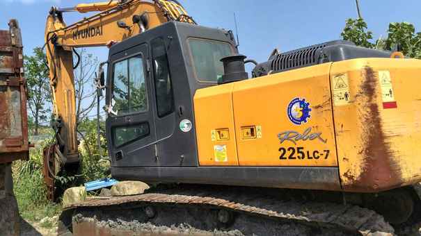 江西出售转让二手800小时2014年现代R225LC挖掘机