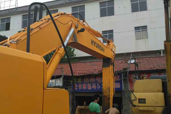 江西出售转让二手5000小时2010年现代R335LC挖掘机