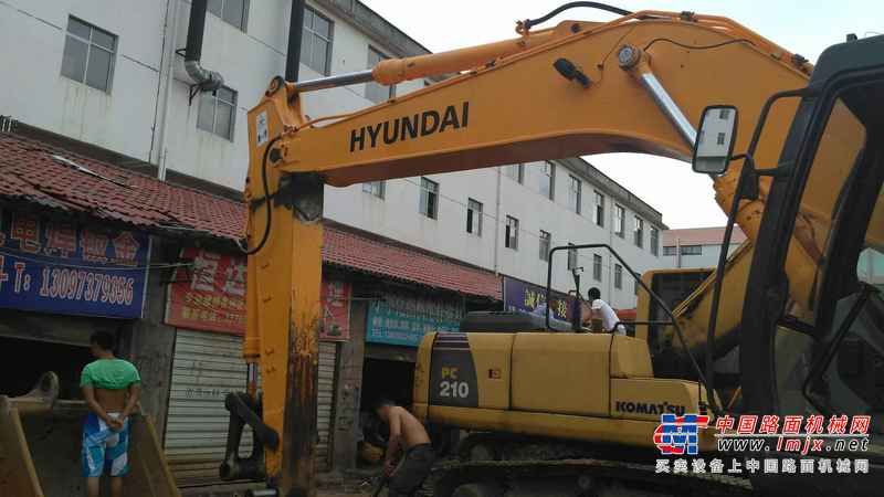 江西出售转让二手5000小时2010年现代R335LC挖掘机