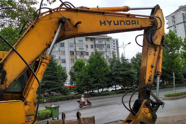 江西出售转让二手20000小时2004年现代R215挖掘机