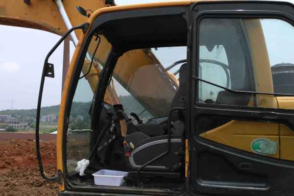 江西出售转让二手10000小时2011年现代R215挖掘机