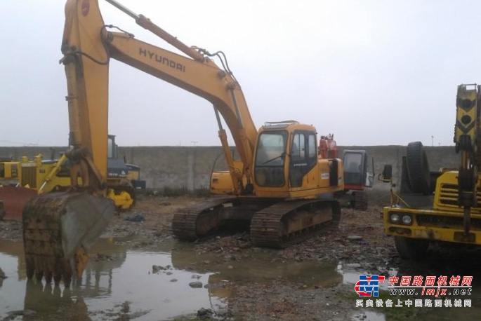 云南出售转让二手2000小时2011年现代R215挖掘机