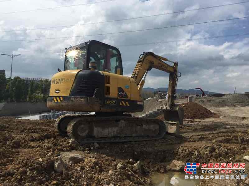 贵州出售转让二手2500小时2013年现代R60挖掘机