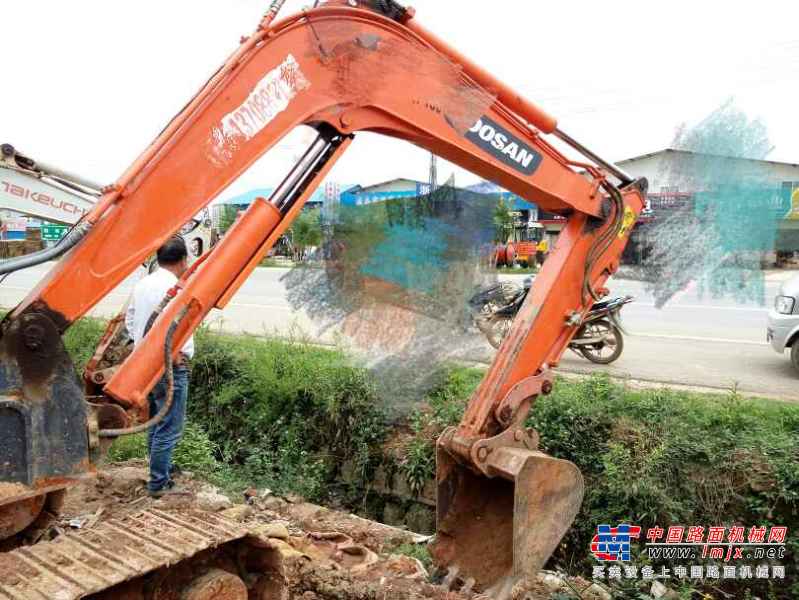 云南出售转让二手1953小时2015年斗山DX60挖掘机