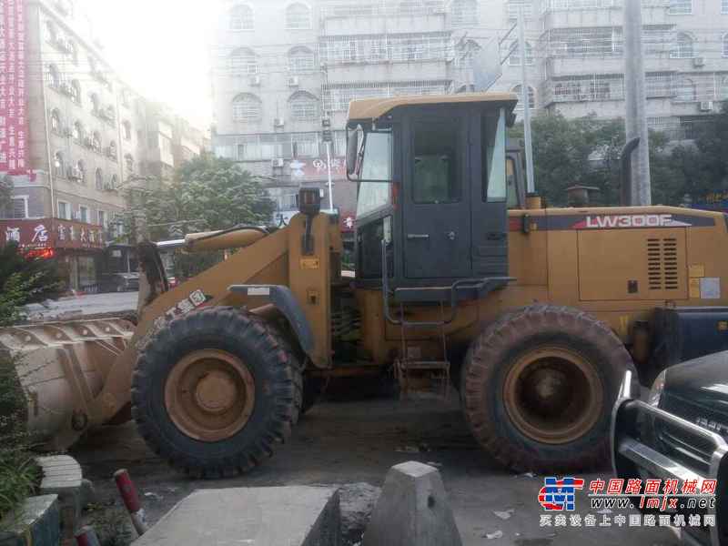 江西出售转让二手2000小时2013年徐工LW300F装载机