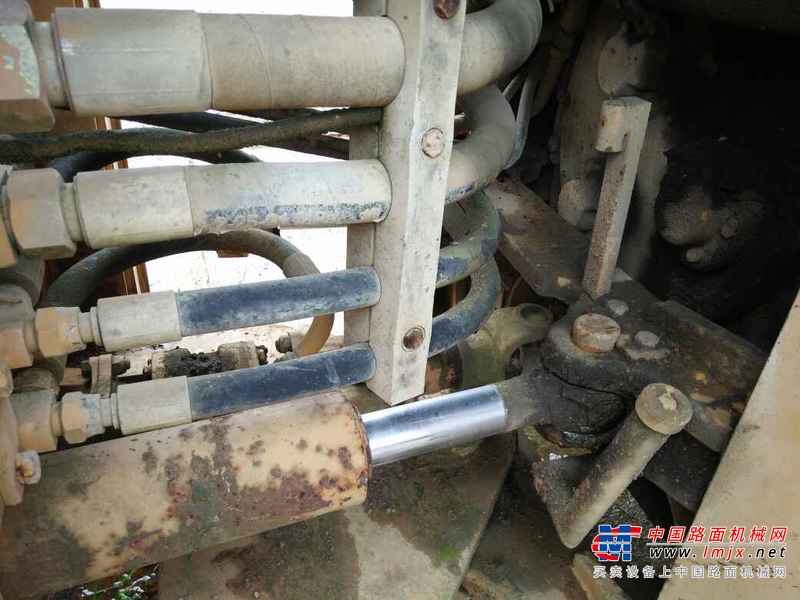 云南出售转让二手8900小时2008年龙工LG833装载机