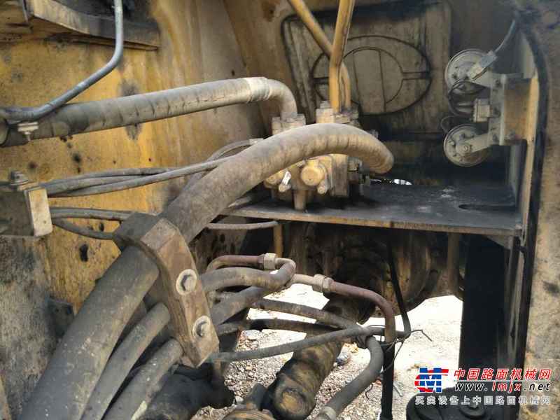 贵州出售转让二手2000小时2010年山工SEM650B装载机