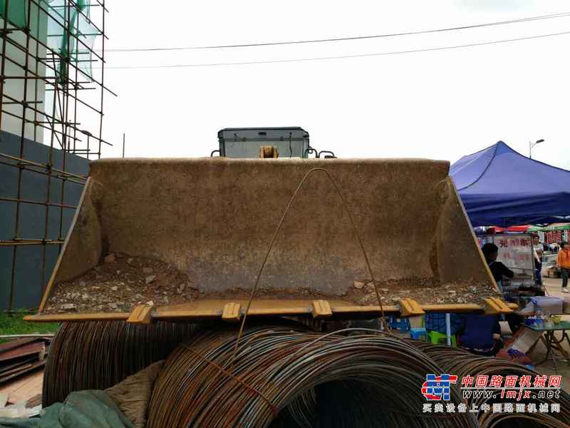 贵州出售转让二手3052小时2012年龙工LG833B装载机