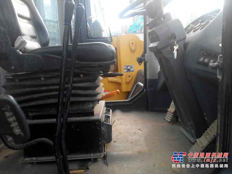 云南出售转让二手2800小时2014年龙工LG833B装载机