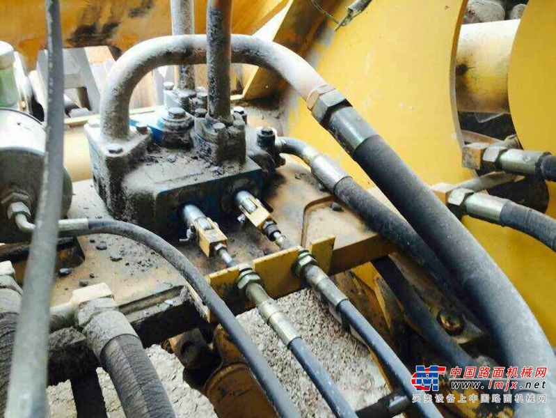 云南出售转让二手2800小时2014年龙工LG833B装载机
