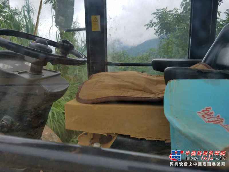 云南出售转让二手3586小时2013年山工SEM8220单钢轮压路机