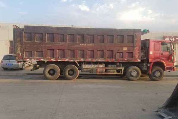内蒙古出售转让二手2013年中国重汽ZZ3317N3567C1自卸车
