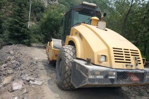山西出售转让二手4000小时2012年洛建LSS2301单钢轮压路机