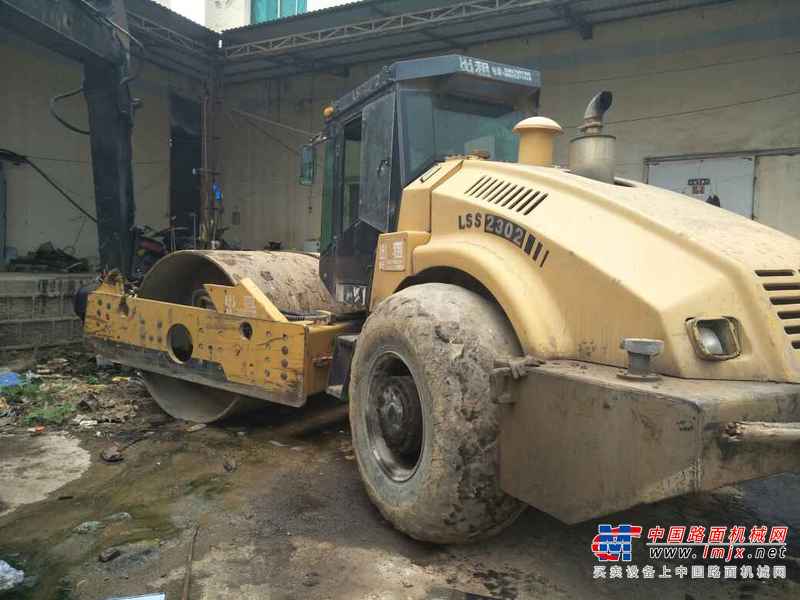 云南出售转让二手5000小时2010年洛建LSS2301单钢轮压路机