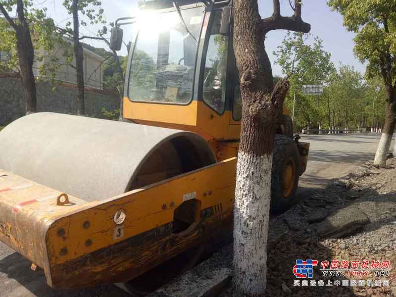 江西出售转让二手8500小时2009年龙工LG520B轮胎压路机