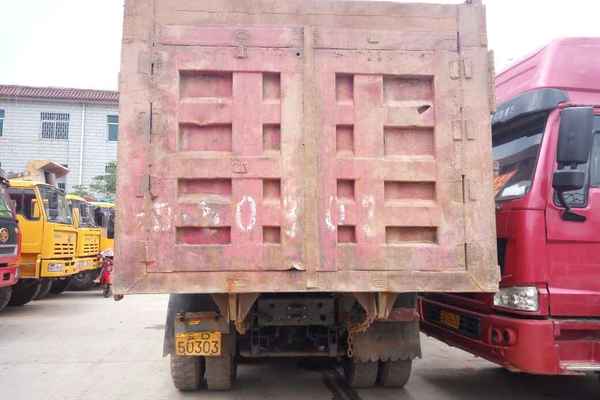 云南出售转让二手2013年中国重汽豪泺ZZ3257N3847C自卸车