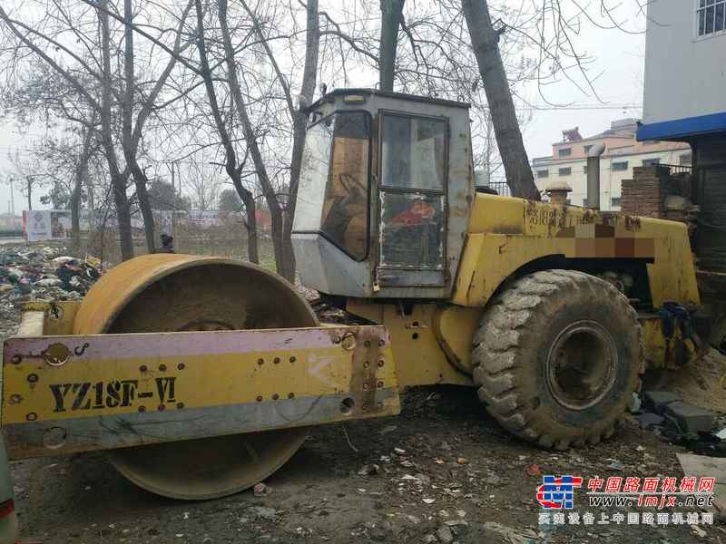 河南出售转让二手10000小时2004年洛阳路通YZ18F单钢轮压路机