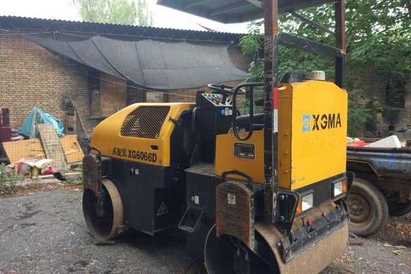 陕西出售转让二手2000小时2015年厦工XG6033D双钢轮压路机