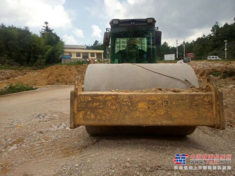 贵州出售转让二手8000小时2009年洛建LSS220单钢轮压路机