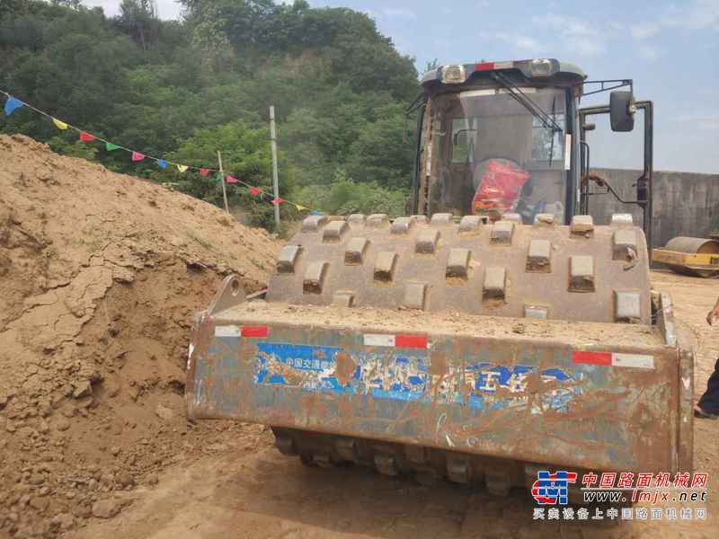 陕西出售转让二手7000小时2010年洛阳路通LT322B单钢轮压路机