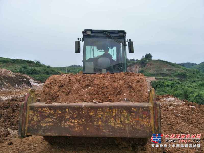 贵州出售转让二手4500小时2010年洛建LSS220单钢轮压路机
