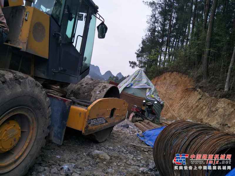 贵州出售转让二手8600小时2011年徐工XS202J单钢轮压路机