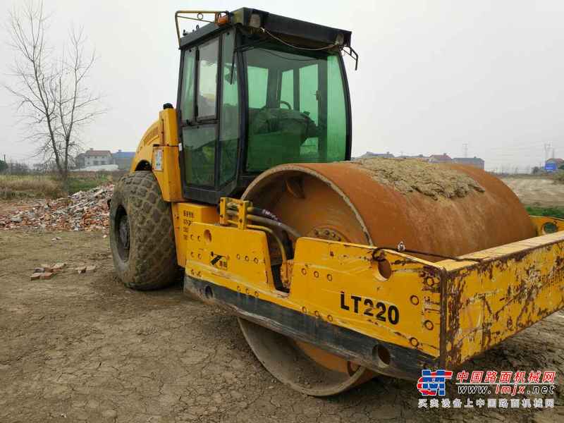 湖北出售转让二手7300小时2010年洛阳路通LT220B单钢轮压路机