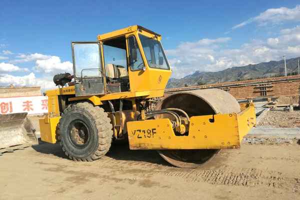 山西出售转让二手9600小时2003年洛建YZ18B单钢轮压路机
