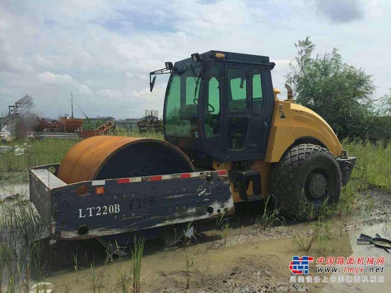 黑龙江出售转让二手8000小时2005年洛阳路通LT220B单钢轮压路机