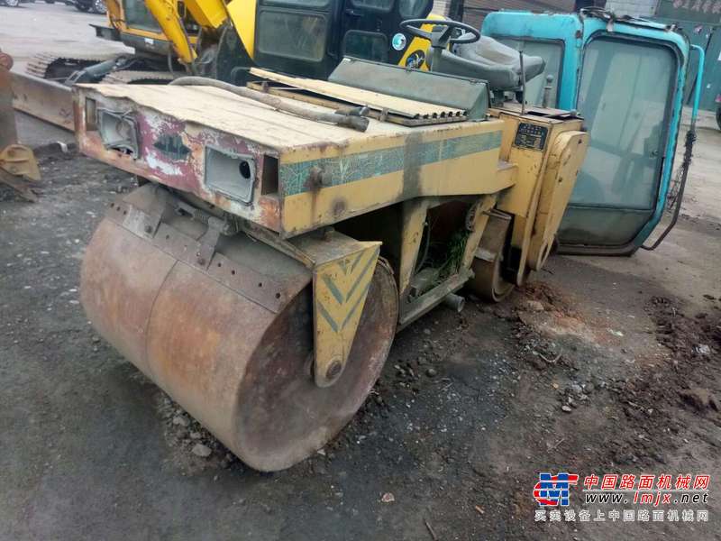 黑龙江出售转让二手10000小时2005年洛建2Y8X10B双钢轮压路机