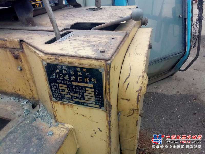 黑龙江出售转让二手10000小时2005年洛建2Y8X10B双钢轮压路机